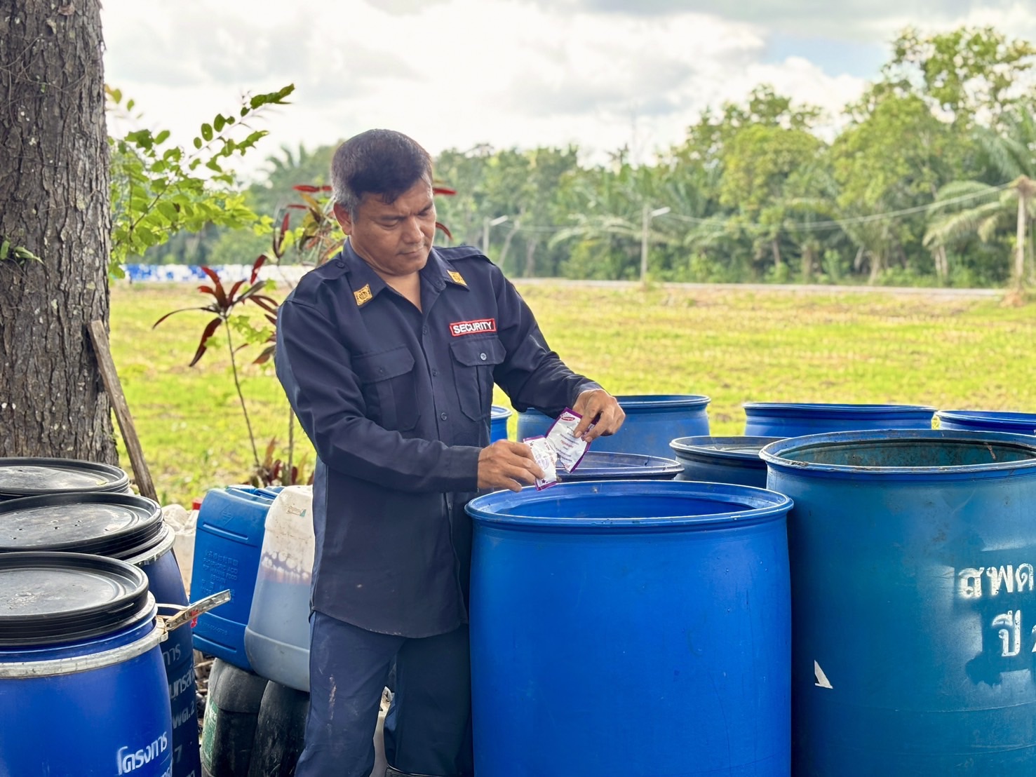 พด.ห่วงใยเกษตรกรทุกพื้นที่ เดินหน้าสนับสนุน “สารเร่งซุปเปอร์ พด.6”บำบัดน้ำเสีย–ฟื้นฟูดิน หลังสถานการณ์น้ำลดในภาคใต้ 9 S 107642915