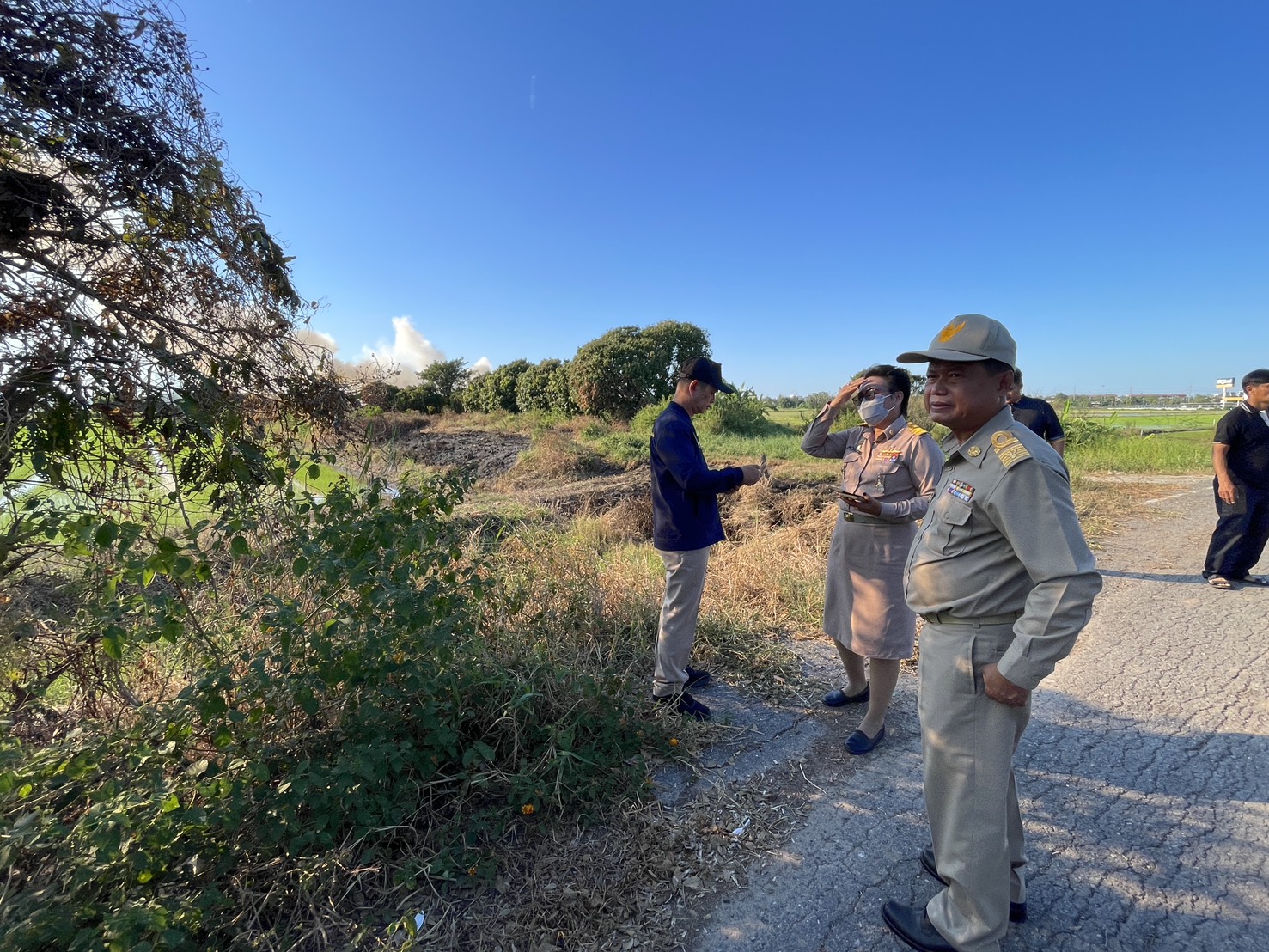 ผู้ว่า ฯ อ่างทอง สั่งการแจ้งความเอาผิดคนลักลอบเผาพื้นที่เกษตรย่านโพสะ 3 S 176816160