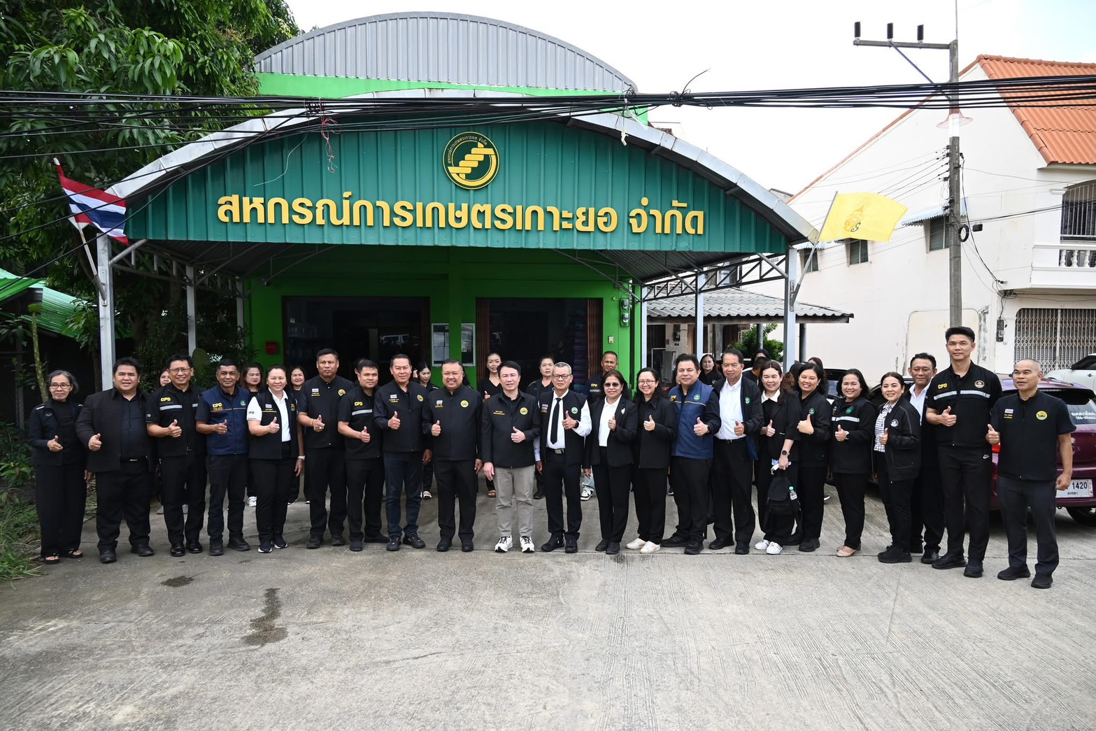 อธิบดีกรมส่งเสริมสหกรณ์ นำทีมผู้บริหารกรมฯ ลงใต้ มอบถุงยังชีพพร้อมเดินหน้ามาตรการเยียวยาฟื้นฟูอาชีพแก่สมาชิกสหกรณ์หลังน้ำลด 3 S 194675082