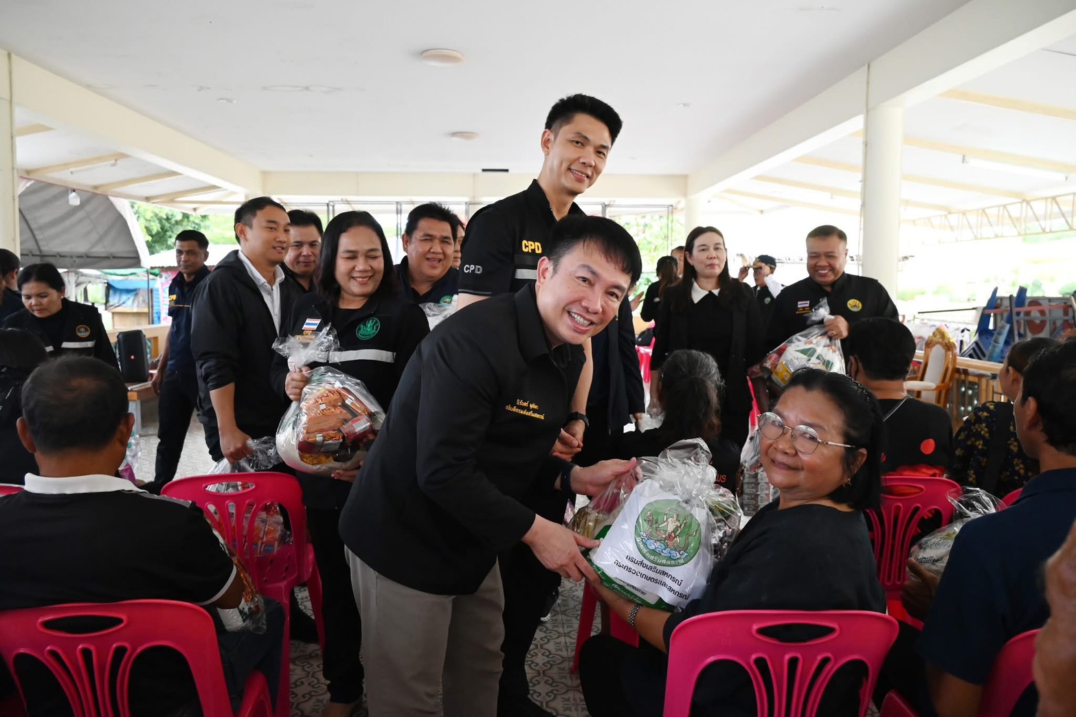 อธิบดีกรมส่งเสริมสหกรณ์ นำทีมผู้บริหารกรมฯ ลงใต้ มอบถุงยังชีพพร้อมเดินหน้ามาตรการเยียวยาฟื้นฟูอาชีพแก่สมาชิกสหกรณ์หลังน้ำลด 4 S 194675100