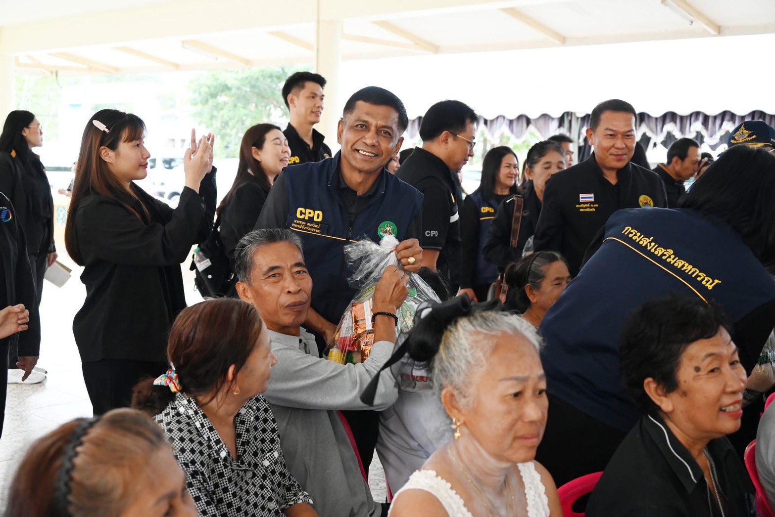 อธิบดีกรมส่งเสริมสหกรณ์ นำทีมผู้บริหารกรมฯ ลงใต้ มอบถุงยังชีพพร้อมเดินหน้ามาตรการเยียวยาฟื้นฟูอาชีพแก่สมาชิกสหกรณ์หลังน้ำลด 6 S 194675113