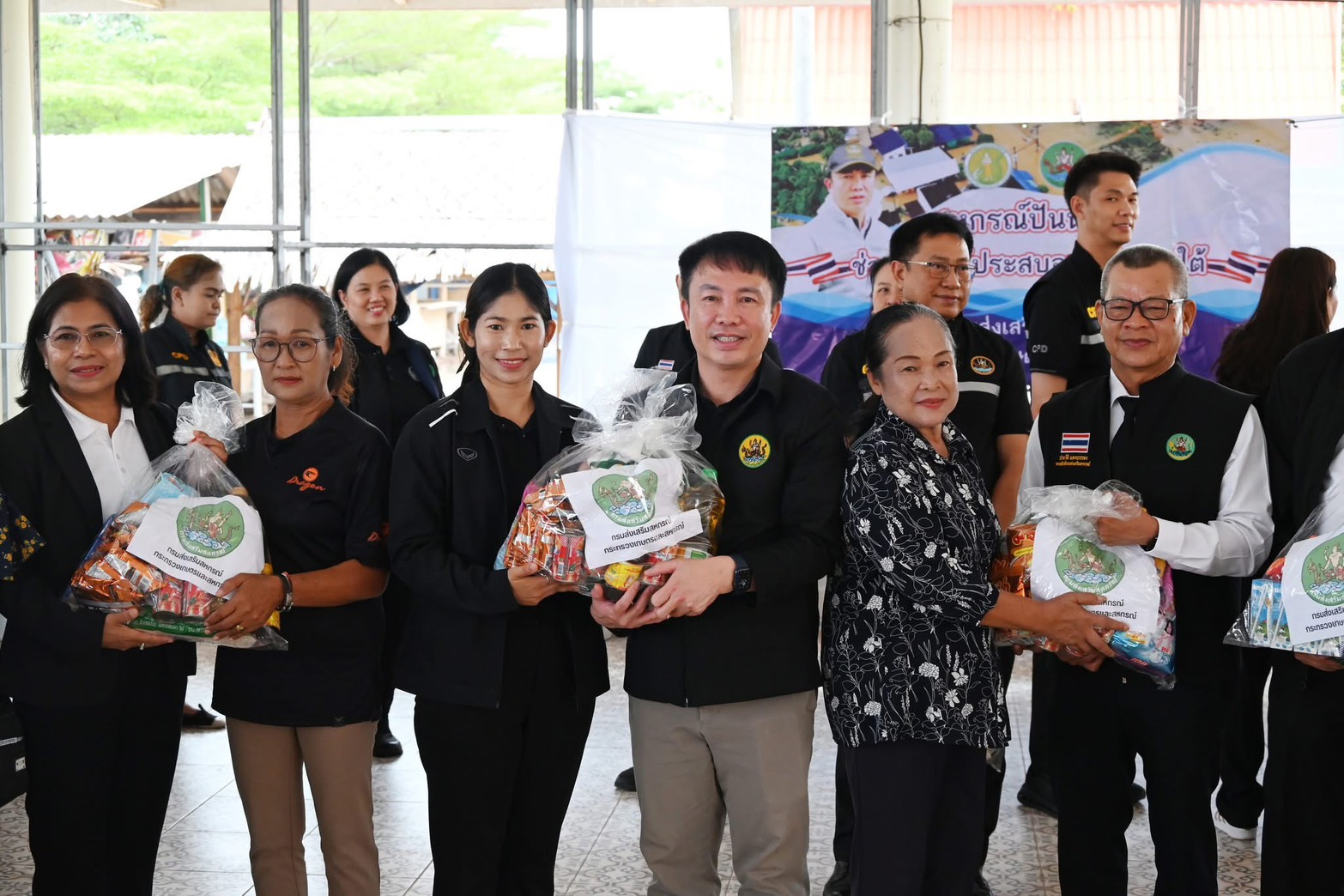 อธิบดีกรมส่งเสริมสหกรณ์ นำทีมผู้บริหารกรมฯ ลงใต้ มอบถุงยังชีพพร้อมเดินหน้ามาตรการเยียวยาฟื้นฟูอาชีพแก่สมาชิกสหกรณ์หลังน้ำลด 7 S 194675118