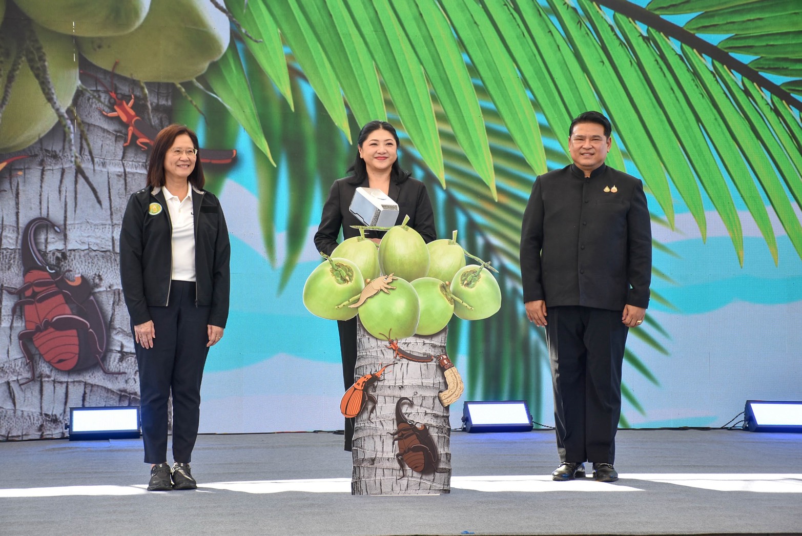 กระทรวงเกษตรฯ จัดงานรณรงค์การถ่ายทอดเทคโนโลยีจัดการสุขภาพพืชให้มีประสิทธิภาพ ภายใต้แนวคิด “มะพร้าวสุขภาพดี ด้วยวิธี IPM” เพื่อป้องกันศัตรูมะพร้าวและลดความเสียหายต่อผลผลิตให้เกษตรกรให้ยั่งยืน 3 S 19726380 0