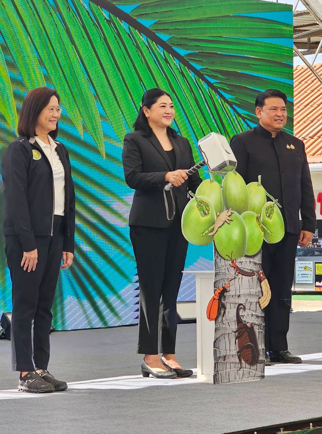 กระทรวงเกษตรฯ จัดงานรณรงค์การถ่ายทอดเทคโนโลยีจัดการสุขภาพพืชให้มีประสิทธิภาพ ภายใต้แนวคิด “มะพร้าวสุขภาพดี ด้วยวิธี IPM” เพื่อป้องกันศัตรูมะพร้าวและลดความเสียหายต่อผลผลิตให้เกษตรกรให้ยั่งยืน 4 S 19726384 0