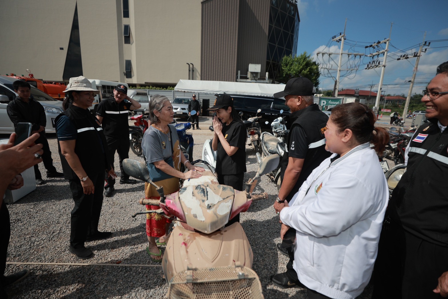 Fix It Center เต็มกำลัง “รมว.นฤมล”ตระเวนทั่วหาดใหญ่ตรวจความพร้อม กำชับ เร่งงาน รวดเร็ว ปลอดภัย และทั่วถึง ช่วยชาวบ้านซ่อมของเสียจากน้ำท่วม 4 S 35086672