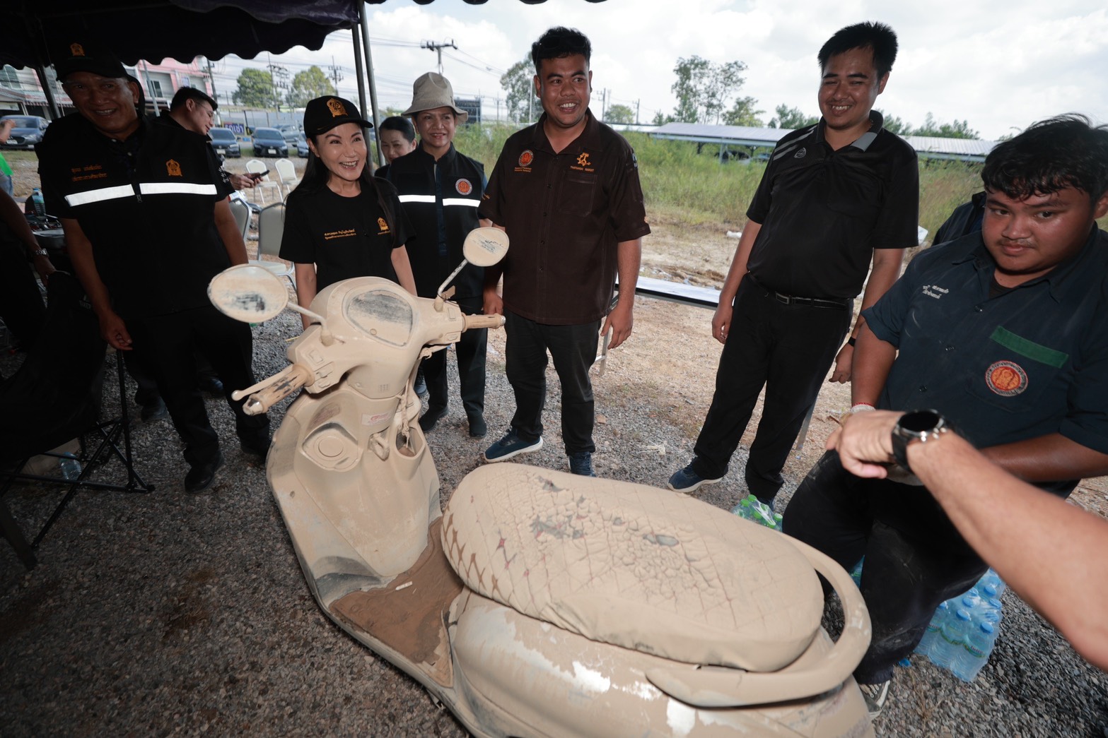 Fix It Center เต็มกำลัง “รมว.นฤมล”ตระเวนทั่วหาดใหญ่ตรวจความพร้อม กำชับ เร่งงาน รวดเร็ว ปลอดภัย และทั่วถึง ช่วยชาวบ้านซ่อมของเสียจากน้ำท่วม 6 S 35086709