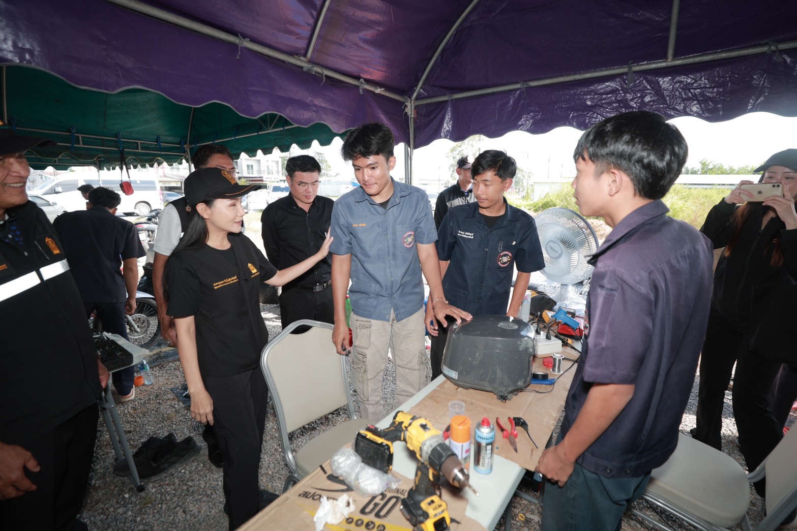Fix It Center เต็มกำลัง “รมว.นฤมล”ตระเวนทั่วหาดใหญ่ตรวจความพร้อม กำชับ เร่งงาน รวดเร็ว ปลอดภัย และทั่วถึง ช่วยชาวบ้านซ่อมของเสียจากน้ำท่วม 8 S 35086730