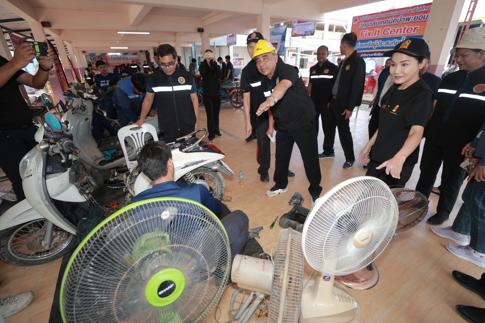 Fix It Center เต็มกำลัง “รมว.นฤมล”ตระเวนทั่วหาดใหญ่ตรวจความพร้อม กำชับ เร่งงาน รวดเร็ว ปลอดภัย และทั่วถึง ช่วยชาวบ้านซ่อมของเสียจากน้ำท่วม 10 S 35086858