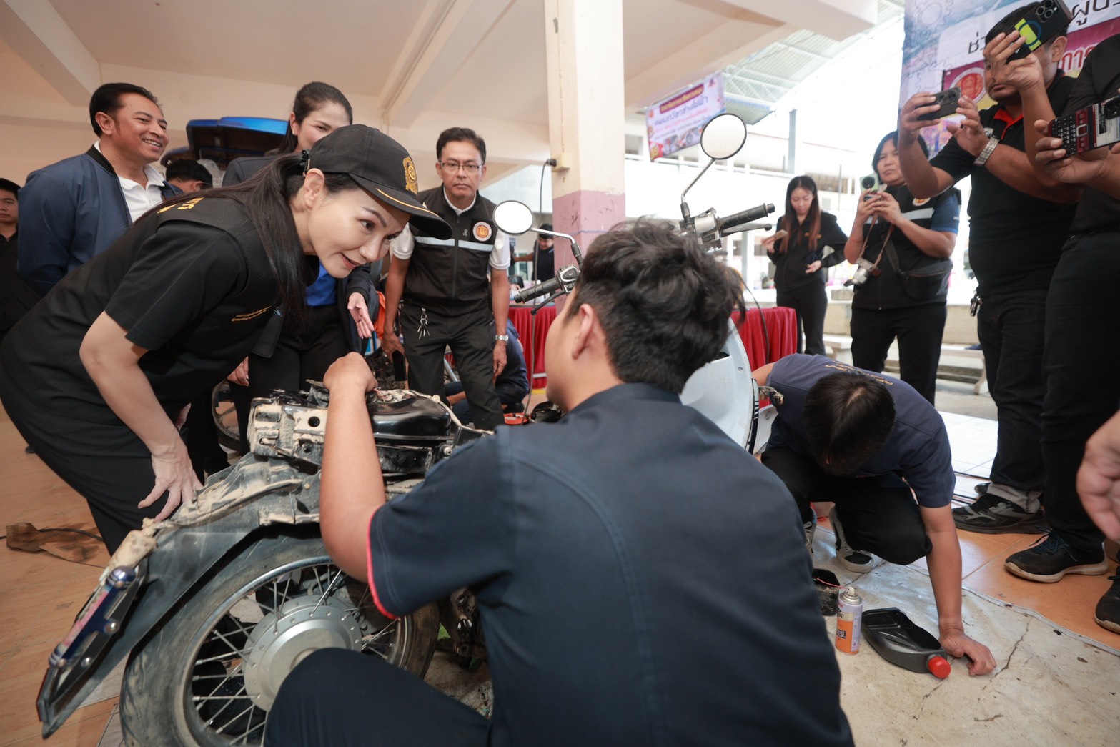 Fix It Center เต็มกำลัง “รมว.นฤมล”ตระเวนทั่วหาดใหญ่ตรวจความพร้อม กำชับ เร่งงาน รวดเร็ว ปลอดภัย และทั่วถึง ช่วยชาวบ้านซ่อมของเสียจากน้ำท่วม 11 S 35086916