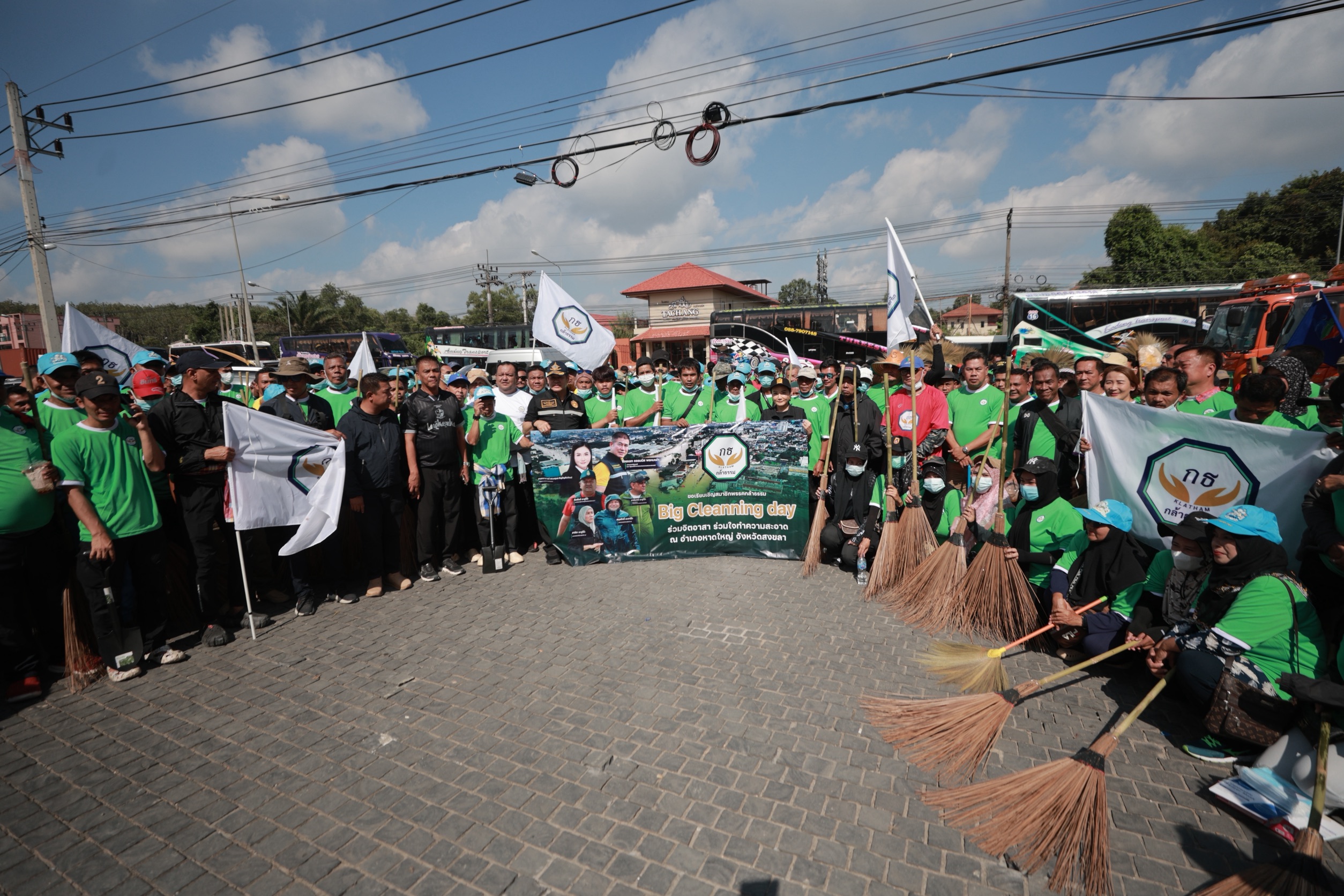 รองนายกฯธรรมนัสตระเวนส่งของใช้จำเป็นให้ชาวหาดใหญ่ จวกภาค 9 โยกย้ายไม่เป็นธรรม ชี้ คนทุ่มเทช่วย ปชช.กลับถูกย้ายสังเวยระบบเส้นสาย-“สส.บีลา”เปิดโรงครัวช่วยชาวมุสลิมพร้อมนำสมาชิกพรรคกล้าธรรมกว่า600 คนจากนราฯ ร่วมฟื้นฟูเมือง 2 S 3891411