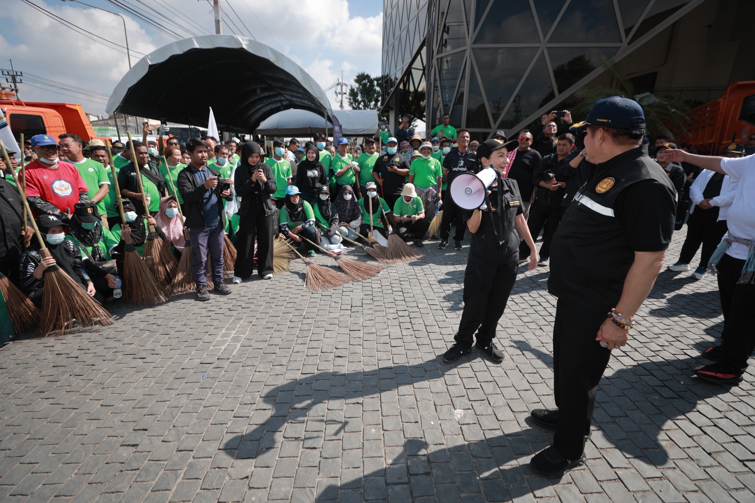 รองนายกฯธรรมนัสตระเวนส่งของใช้จำเป็นให้ชาวหาดใหญ่ จวกภาค 9 โยกย้ายไม่เป็นธรรม ชี้ คนทุ่มเทช่วย ปชช.กลับถูกย้ายสังเวยระบบเส้นสาย-“สส.บีลา”เปิดโรงครัวช่วยชาวมุสลิมพร้อมนำสมาชิกพรรคกล้าธรรมกว่า600 คนจากนราฯ ร่วมฟื้นฟูเมือง 3 S 3891413