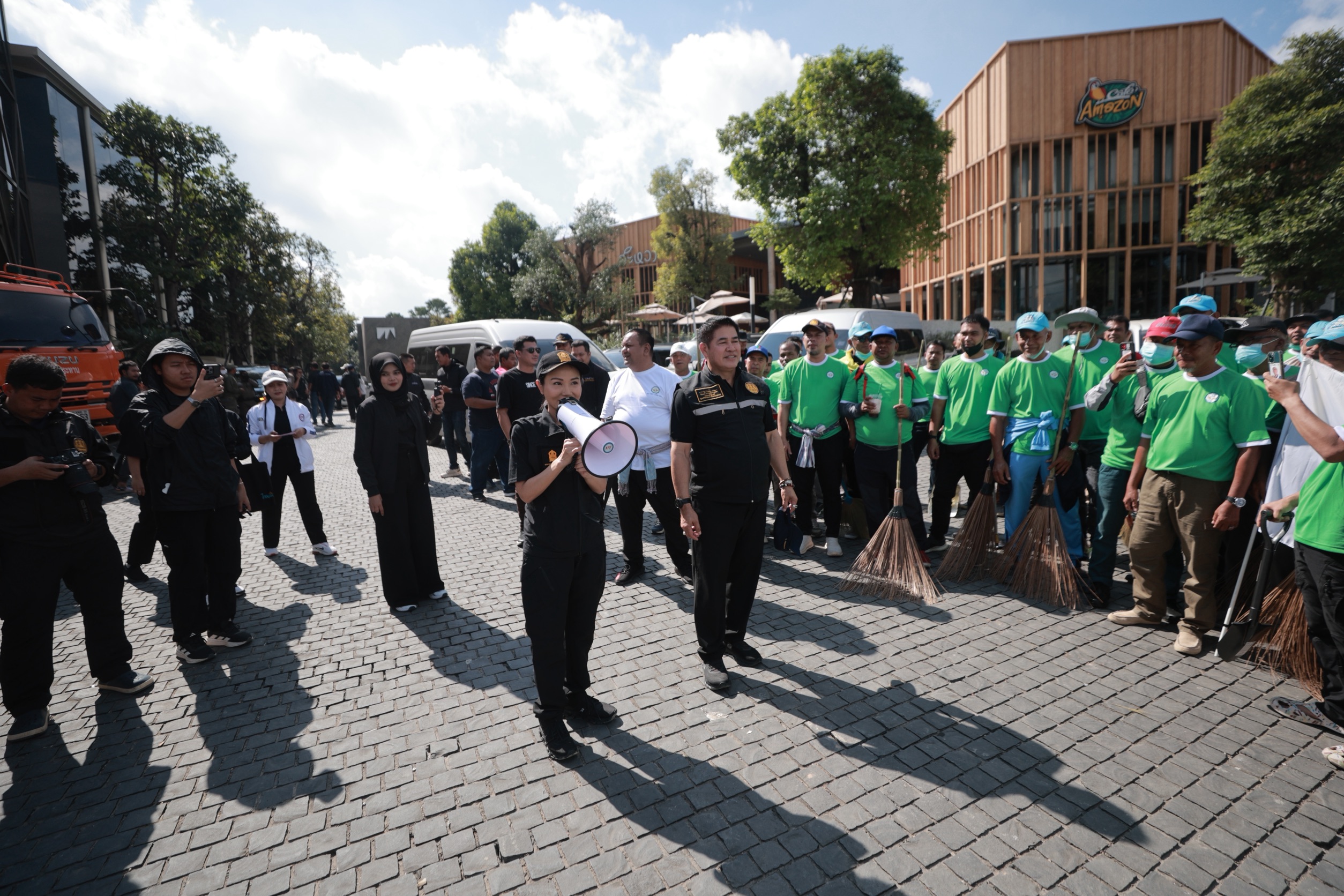 รองนายกฯธรรมนัสตระเวนส่งของใช้จำเป็นให้ชาวหาดใหญ่ จวกภาค 9 โยกย้ายไม่เป็นธรรม ชี้ คนทุ่มเทช่วย ปชช.กลับถูกย้ายสังเวยระบบเส้นสาย-“สส.บีลา”เปิดโรงครัวช่วยชาวมุสลิมพร้อมนำสมาชิกพรรคกล้าธรรมกว่า600 คนจากนราฯ ร่วมฟื้นฟูเมือง 4 S 3891414
