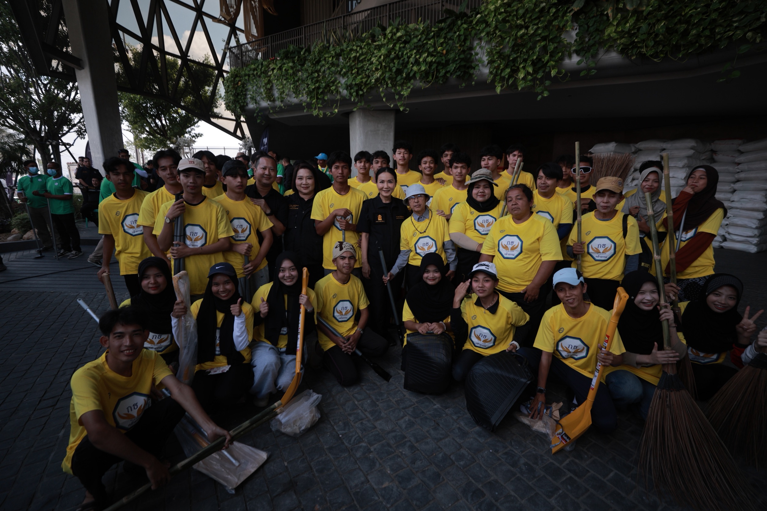 รองนายกฯธรรมนัสตระเวนส่งของใช้จำเป็นให้ชาวหาดใหญ่ จวกภาค 9 โยกย้ายไม่เป็นธรรม ชี้ คนทุ่มเทช่วย ปชช.กลับถูกย้ายสังเวยระบบเส้นสาย-“สส.บีลา”เปิดโรงครัวช่วยชาวมุสลิมพร้อมนำสมาชิกพรรคกล้าธรรมกว่า600 คนจากนราฯ ร่วมฟื้นฟูเมือง 5 S 3891415