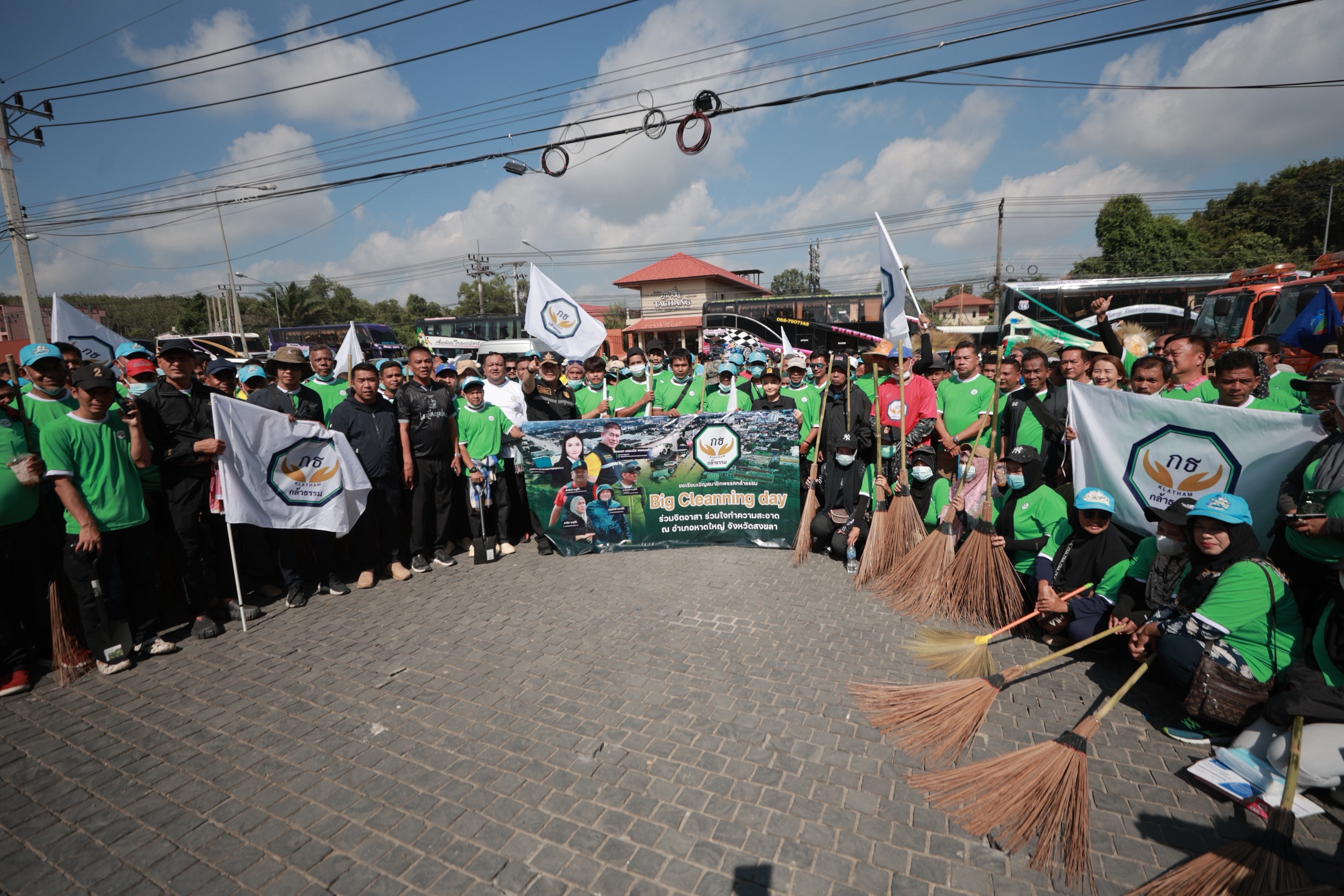 รองนายกฯธรรมนัสตระเวนส่งของใช้จำเป็นให้ชาวหาดใหญ่ จวกภาค 9 โยกย้ายไม่เป็นธรรม ชี้ คนทุ่มเทช่วย ปชช.กลับถูกย้ายสังเวยระบบเส้นสาย-“สส.บีลา”เปิดโรงครัวช่วยชาวมุสลิมพร้อมนำสมาชิกพรรคกล้าธรรมกว่า600 คนจากนราฯ ร่วมฟื้นฟูเมือง 6 S 3891416