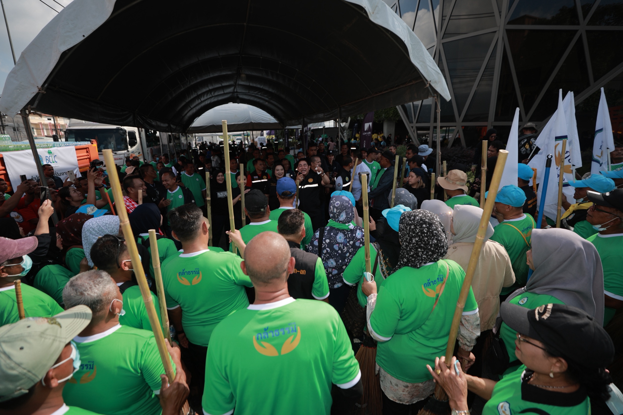 รองนายกฯธรรมนัสตระเวนส่งของใช้จำเป็นให้ชาวหาดใหญ่ จวกภาค 9 โยกย้ายไม่เป็นธรรม ชี้ คนทุ่มเทช่วย ปชช.กลับถูกย้ายสังเวยระบบเส้นสาย-“สส.บีลา”เปิดโรงครัวช่วยชาวมุสลิมพร้อมนำสมาชิกพรรคกล้าธรรมกว่า600 คนจากนราฯ ร่วมฟื้นฟูเมือง 7 S 3891419