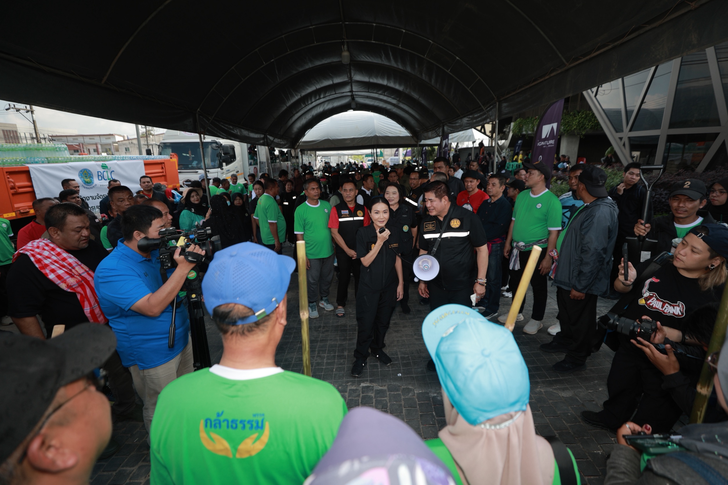 รองนายกฯธรรมนัสตระเวนส่งของใช้จำเป็นให้ชาวหาดใหญ่ จวกภาค 9 โยกย้ายไม่เป็นธรรม ชี้ คนทุ่มเทช่วย ปชช.กลับถูกย้ายสังเวยระบบเส้นสาย-“สส.บีลา”เปิดโรงครัวช่วยชาวมุสลิมพร้อมนำสมาชิกพรรคกล้าธรรมกว่า600 คนจากนราฯ ร่วมฟื้นฟูเมือง 8 S 3891421