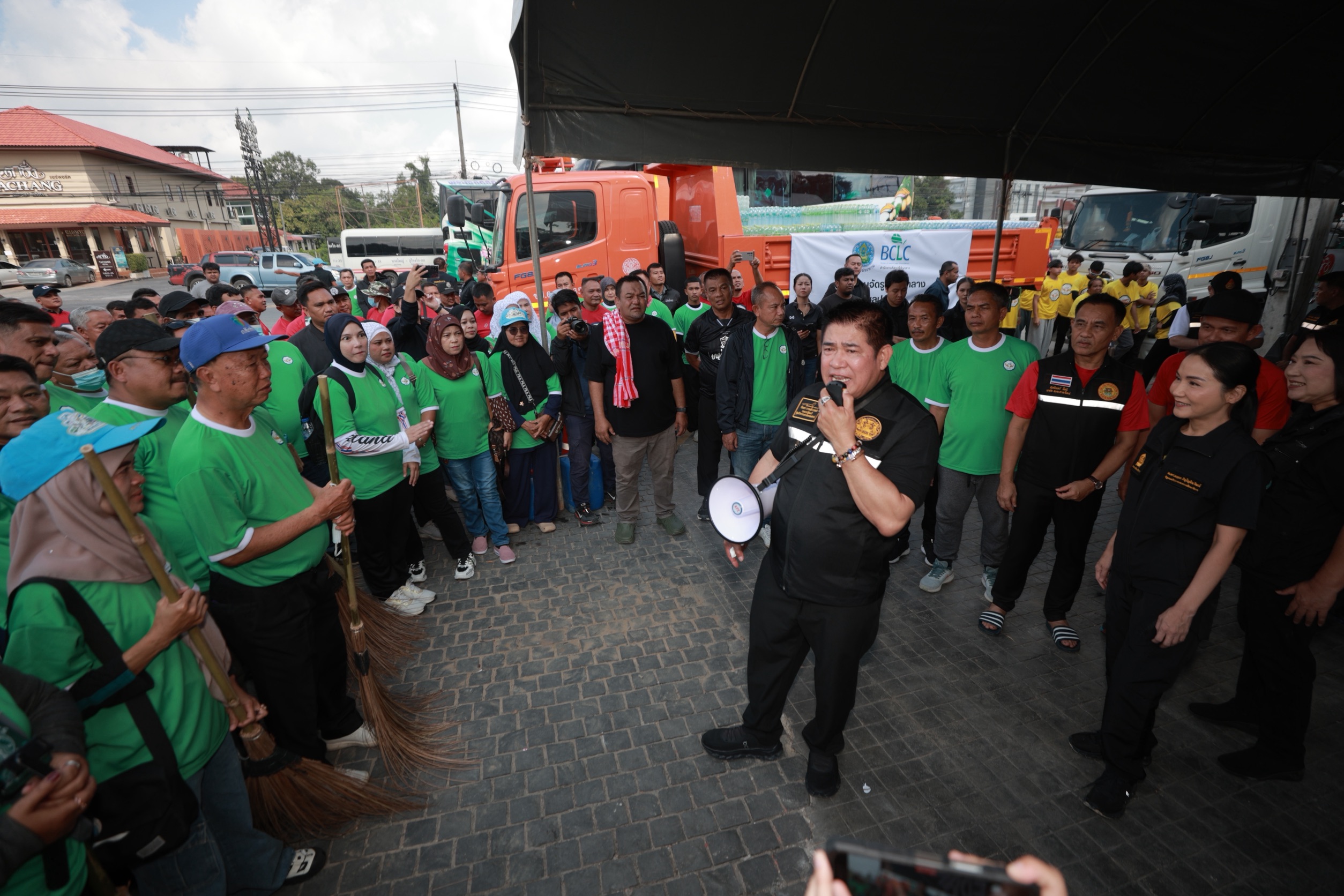 รองนายกฯธรรมนัสตระเวนส่งของใช้จำเป็นให้ชาวหาดใหญ่ จวกภาค 9 โยกย้ายไม่เป็นธรรม ชี้ คนทุ่มเทช่วย ปชช.กลับถูกย้ายสังเวยระบบเส้นสาย-“สส.บีลา”เปิดโรงครัวช่วยชาวมุสลิมพร้อมนำสมาชิกพรรคกล้าธรรมกว่า600 คนจากนราฯ ร่วมฟื้นฟูเมือง 9 S 3891422