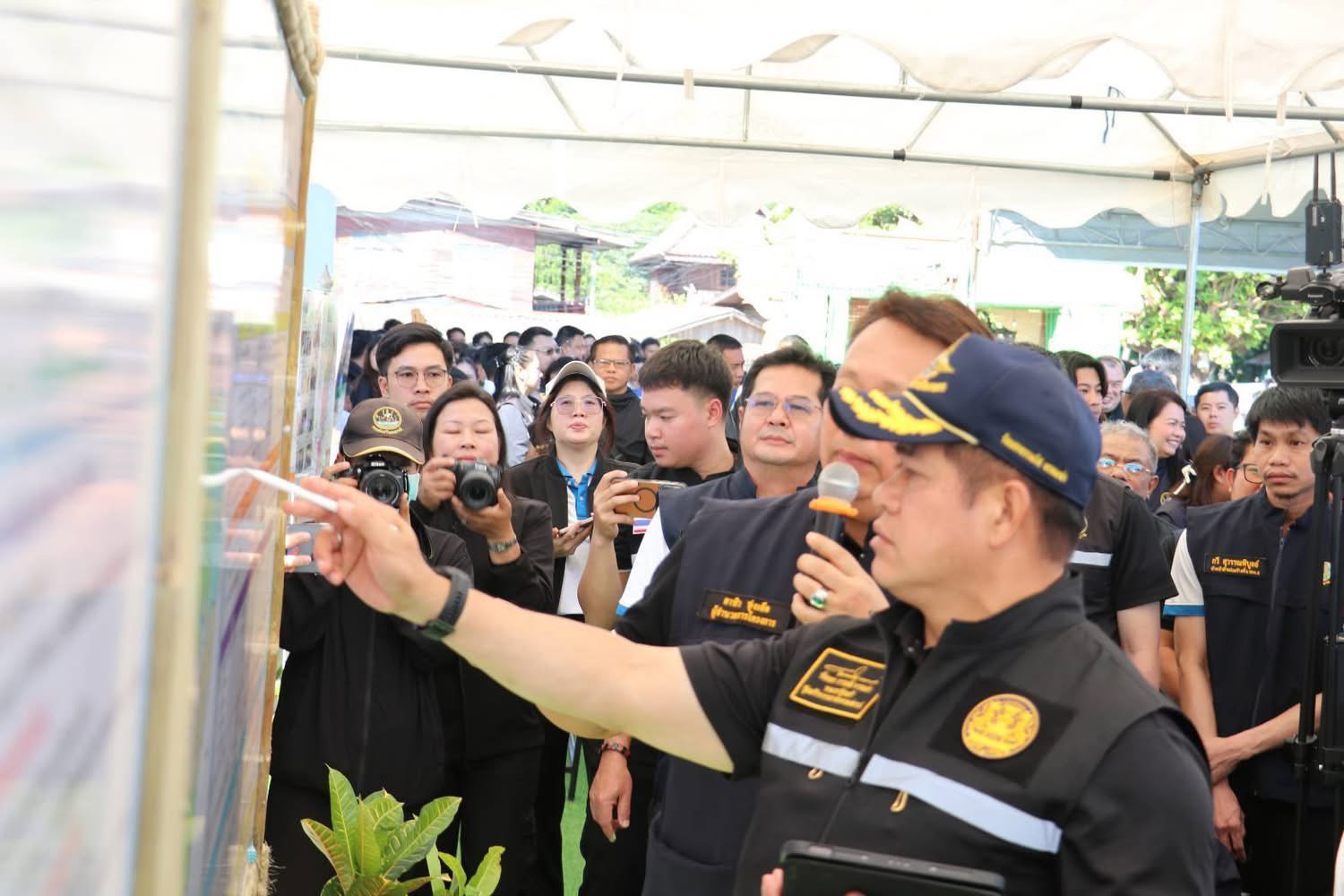 “รมว.ธรรมนัส”ลงพื้นที่ลำปาง เร่งเดินหน้าโครงการ “ประตูระบายน้ำวังบ้านเหล่า”แก้น้ำท่วม–ภัยแล้ง เพิ่มน้ำต้นทุน 4.41 ล้าน ลบ.ม.เอื้อพื้นที่เกษตร 5,775 ไร่ ย้ำนักการเมืองต้องทำงานตลอด ไม่ใช่หายหน้า โผล่มาอีกทีตอนหาเสียง 5 S 3932433