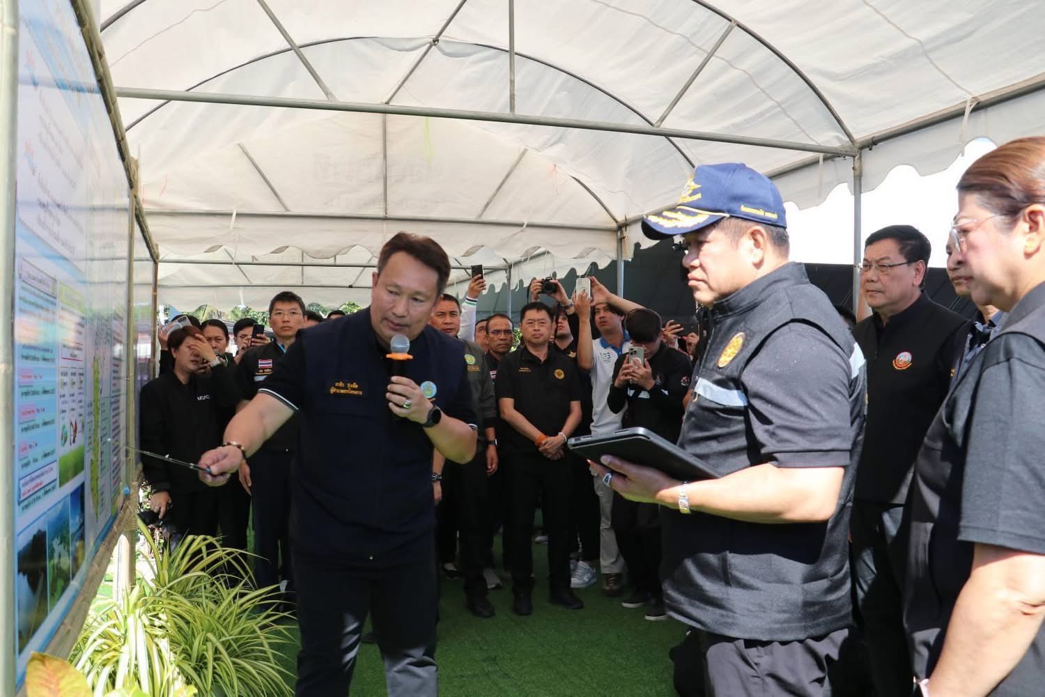 “รมว.ธรรมนัส”ลงพื้นที่ลำปาง เร่งเดินหน้าโครงการ “ประตูระบายน้ำวังบ้านเหล่า”แก้น้ำท่วม–ภัยแล้ง เพิ่มน้ำต้นทุน 4.41 ล้าน ลบ.ม.เอื้อพื้นที่เกษตร 5,775 ไร่ ย้ำนักการเมืองต้องทำงานตลอด ไม่ใช่หายหน้า โผล่มาอีกทีตอนหาเสียง 6 S 3932434