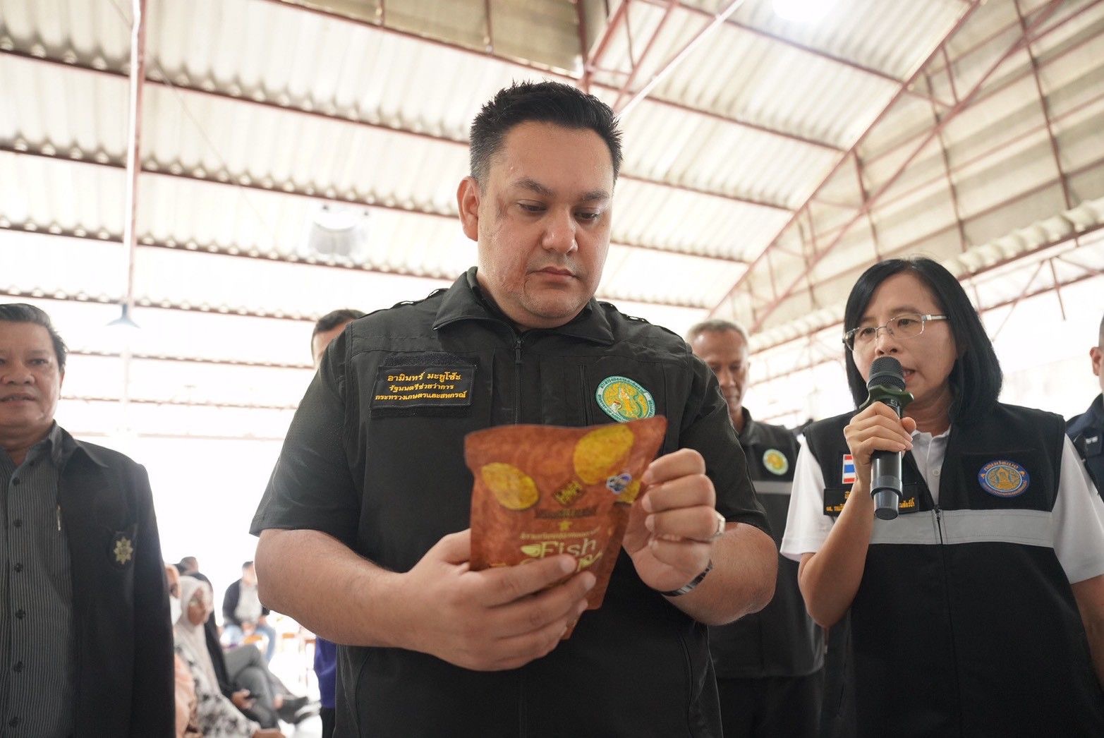 “รมช.อามินทร์” ชูสินค้าท้องถิ่นนราธิวาส “ปลากุเรา” เน้นแปรรูปหลากหลาย- ปลอดภัย สร้างมูลค่าเพิ่ม หนุนเศรษฐกิจชุมชน 5 S 496468005