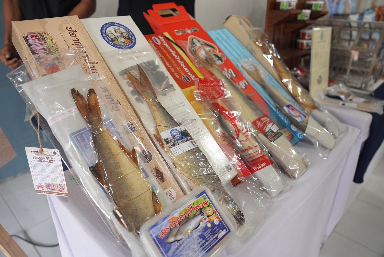 “รมช.อามินทร์” ชูสินค้าท้องถิ่นนราธิวาส “ปลากุเรา” เน้นแปรรูปหลากหลาย- ปลอดภัย สร้างมูลค่าเพิ่ม หนุนเศรษฐกิจชุมชน 7 S 496468007