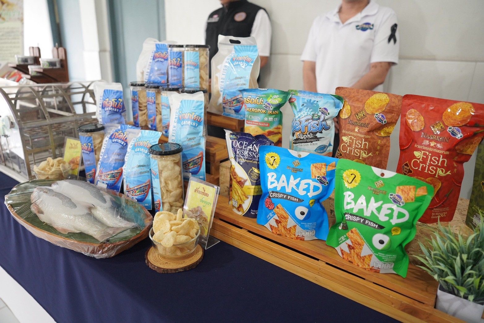 “รมช.อามินทร์” ชูสินค้าท้องถิ่นนราธิวาส “ปลากุเรา” เน้นแปรรูปหลากหลาย- ปลอดภัย สร้างมูลค่าเพิ่ม หนุนเศรษฐกิจชุมชน 8 S 496468008