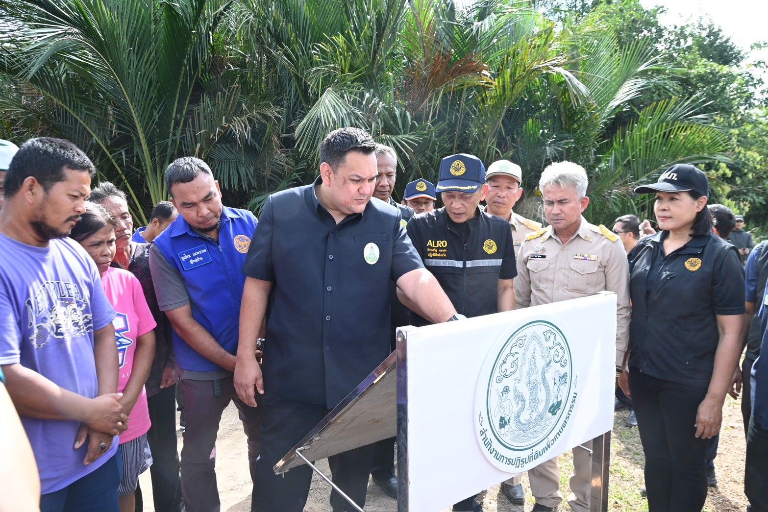 “รมช.อามินทร์” ลงพื้นที่ตากใบ เร่งก่อสร้างถนนเข้าแปลง ส.ป.ก. หนุนคมนาคมเกษตร ลดต้นทุน เพิ่มความมั่นคงเกษตรกร 2 S 496861199