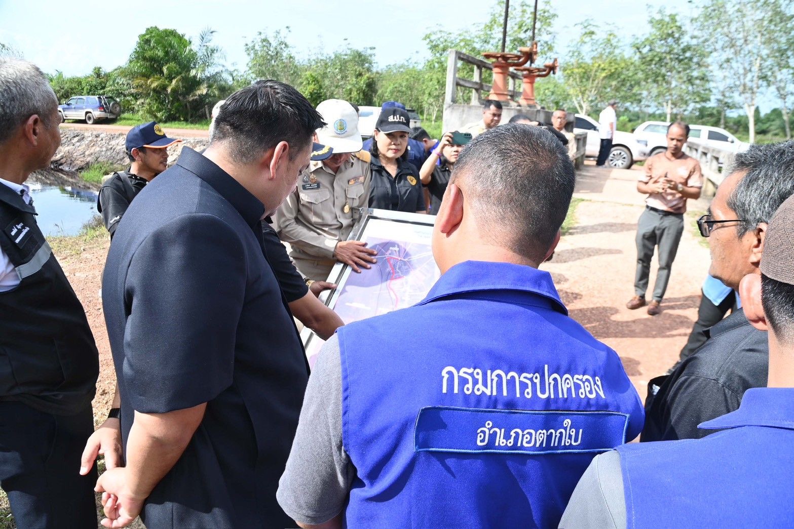 “รมช.อามินทร์” ลงพื้นที่ตากใบ เร่งก่อสร้างถนนเข้าแปลง ส.ป.ก. หนุนคมนาคมเกษตร ลดต้นทุน เพิ่มความมั่นคงเกษตรกร 4 S 496861202