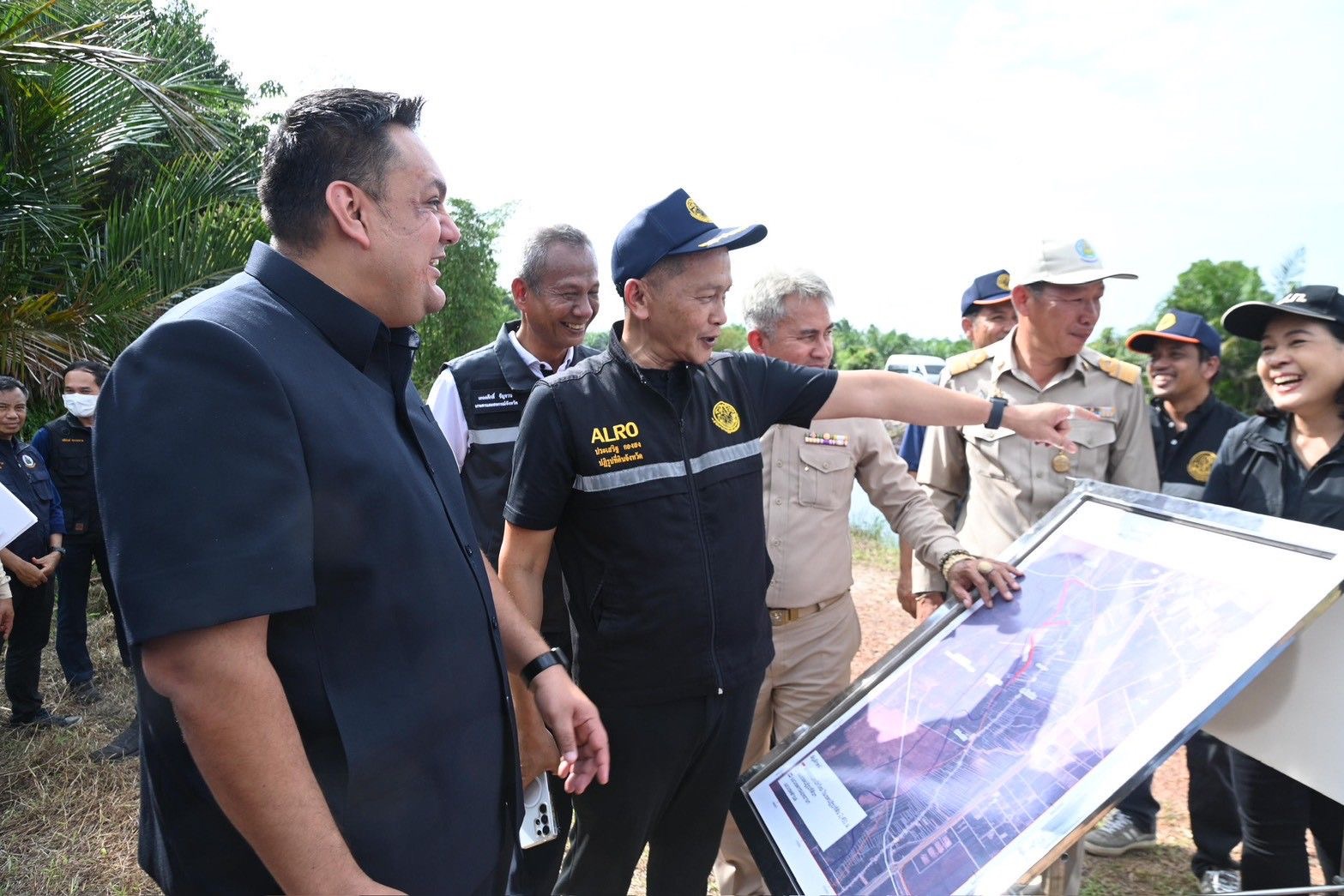“รมช.อามินทร์” ลงพื้นที่ตากใบ เร่งก่อสร้างถนนเข้าแปลง ส.ป.ก. หนุนคมนาคมเกษตร ลดต้นทุน เพิ่มความมั่นคงเกษตรกร 6 S 496861203