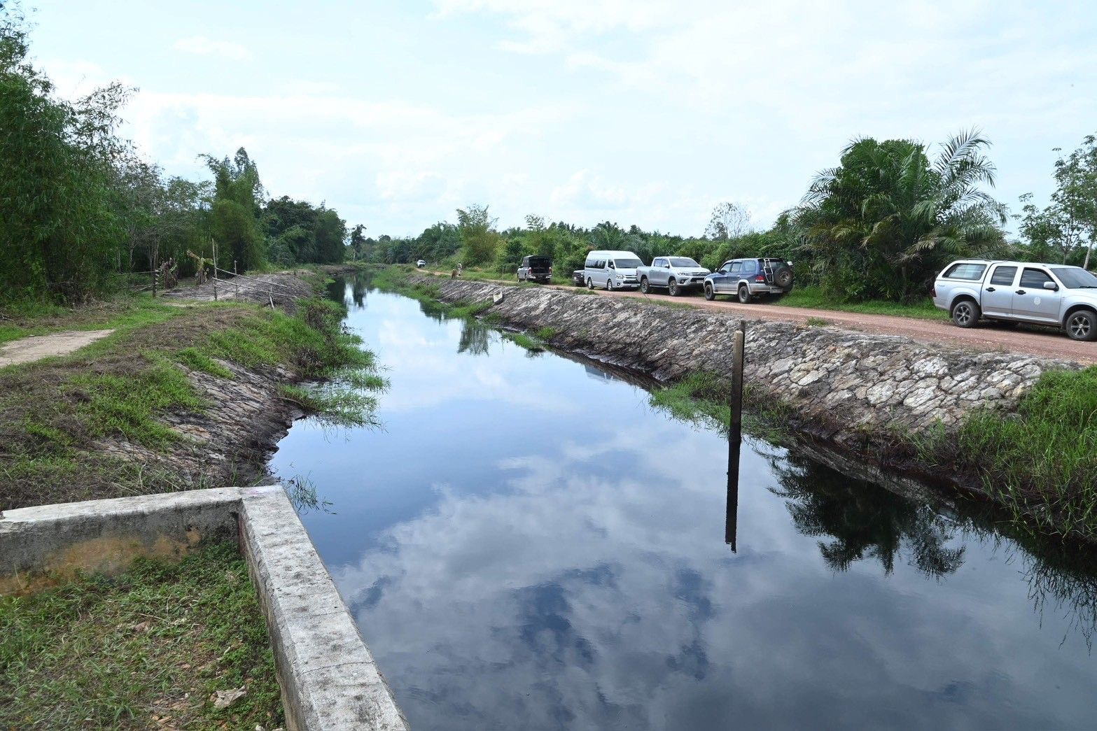 “รมช.อามินทร์” ลงพื้นที่ตากใบ เร่งก่อสร้างถนนเข้าแปลง ส.ป.ก. หนุนคมนาคมเกษตร ลดต้นทุน เพิ่มความมั่นคงเกษตรกร 8 S 496861216