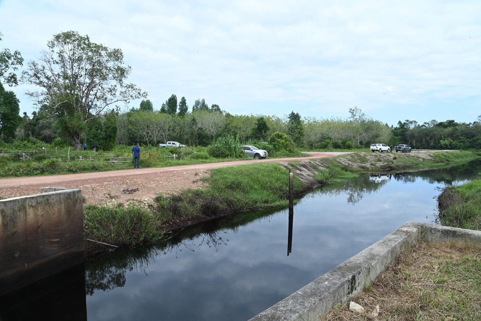 “รมช.อามินทร์” ลงพื้นที่ตากใบ เร่งก่อสร้างถนนเข้าแปลง ส.ป.ก. หนุนคมนาคมเกษตร ลดต้นทุน เพิ่มความมั่นคงเกษตรกร 10 S 496861217