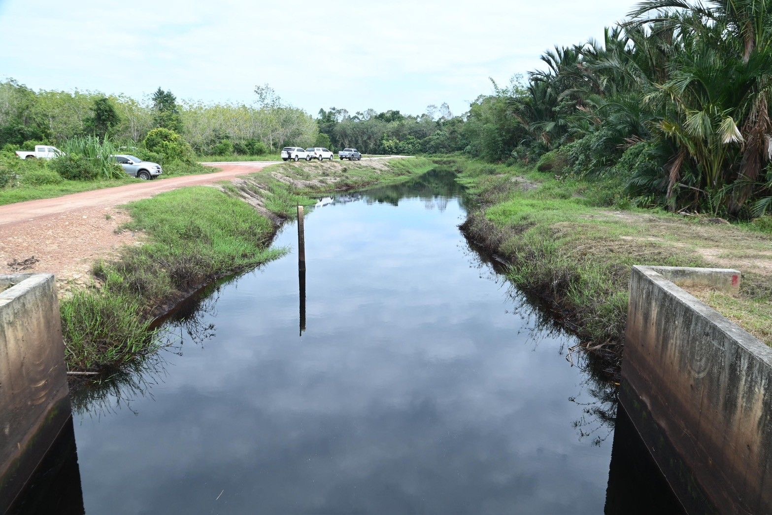 “รมช.อามินทร์” ลงพื้นที่ตากใบ เร่งก่อสร้างถนนเข้าแปลง ส.ป.ก. หนุนคมนาคมเกษตร ลดต้นทุน เพิ่มความมั่นคงเกษตรกร 11 S 496861218