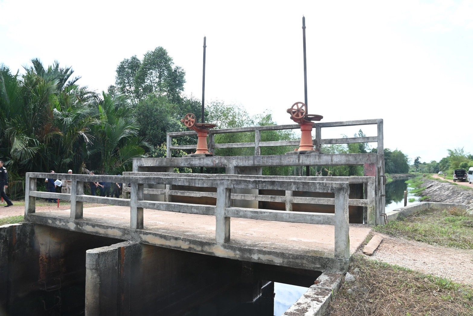 “รมช.อามินทร์” ลงพื้นที่ตากใบ เร่งก่อสร้างถนนเข้าแปลง ส.ป.ก. หนุนคมนาคมเกษตร ลดต้นทุน เพิ่มความมั่นคงเกษตรกร 9 S 496861219