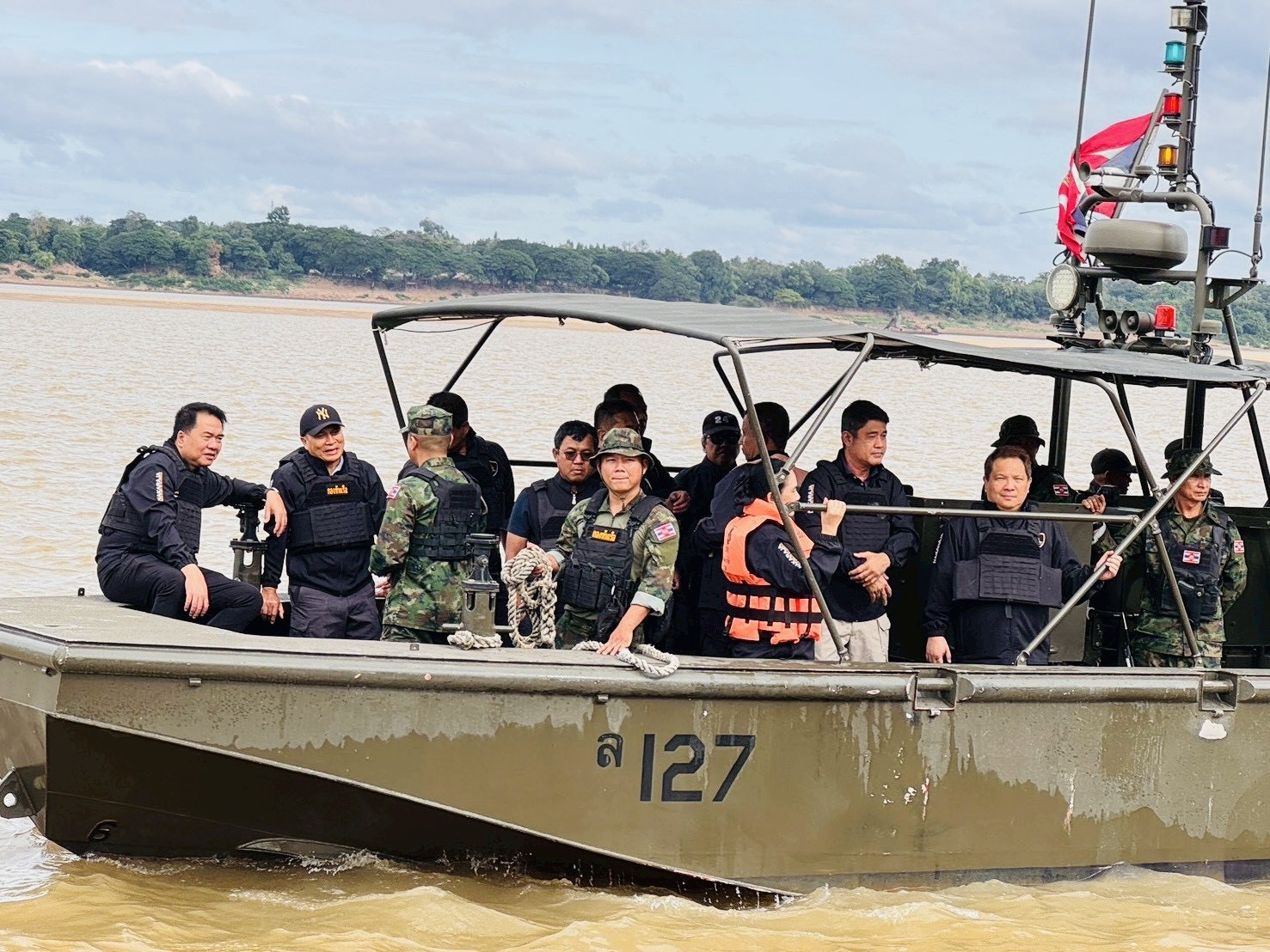 “ผอ.ฉก.พญานาคราช” บุกมุกดาหาร “พล.ต.ต.มนตรี” ขันน็อตเข้ม สกัดสินค้าเกษตรเถื่อนข้ามโขง สั่งฟันไม่เลี้ยงขบวนการลักลอบ-จนท.แตกแถว รับมือผลผลิตทะลักช่วงปีใหม่ 4 messageImage 1765510825225