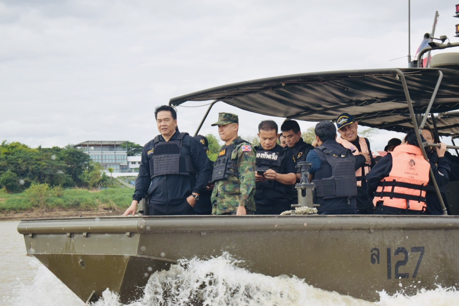 “ผอ.ฉก.พญานาคราช” บุกมุกดาหาร “พล.ต.ต.มนตรี” ขันน็อตเข้ม สกัดสินค้าเกษตรเถื่อนข้ามโขง สั่งฟันไม่เลี้ยงขบวนการลักลอบ-จนท.แตกแถว รับมือผลผลิตทะลักช่วงปีใหม่ 5 messageImage 1765510832474