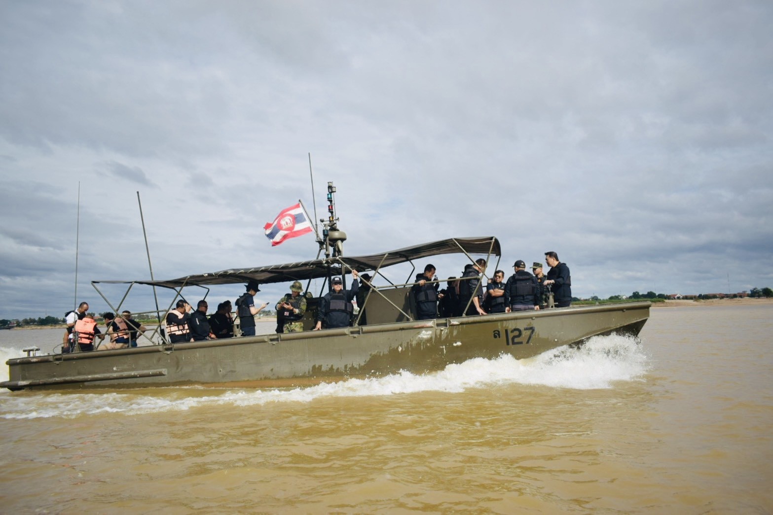 “ผอ.ฉก.พญานาคราช” บุกมุกดาหาร “พล.ต.ต.มนตรี” ขันน็อตเข้ม สกัดสินค้าเกษตรเถื่อนข้ามโขง สั่งฟันไม่เลี้ยงขบวนการลักลอบ-จนท.แตกแถว รับมือผลผลิตทะลักช่วงปีใหม่ 6 messageImage 1765510839085