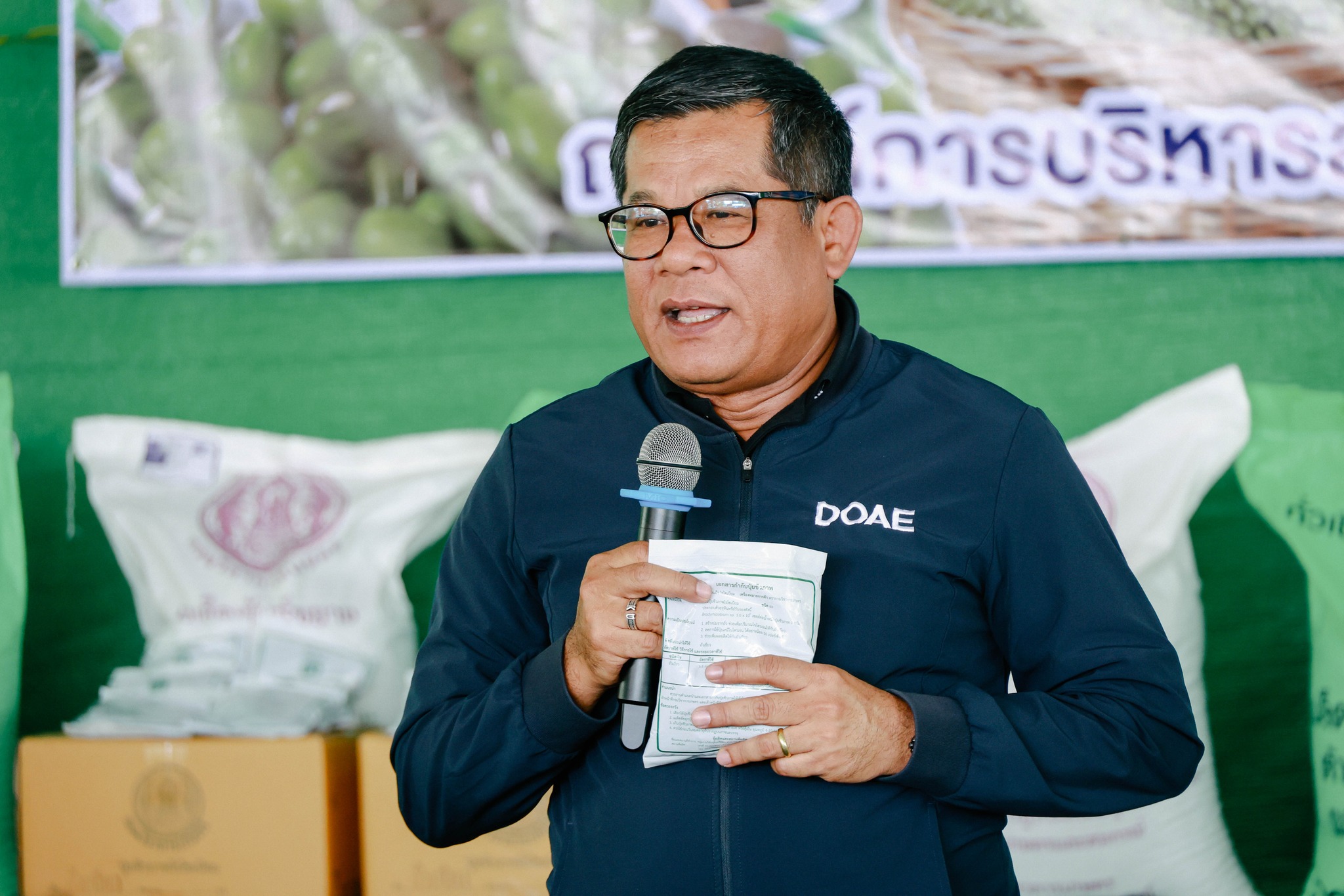 เกษตรฯ ชวน “เลิกเผา” ชี้เป้าไถกลบทำปุ๋ย หนุนปลูกถั่วหลังนาเตรียมจับมือภาคีนำร่องโรงงานพัฒนาเมล็ดพันธุ์ถั่วเขียวคุณภาพที่สุพรรณบุรี 2 นายรพีทัศน์ อุ่นจิตตพันธ์ รองอธิบดีกรมส่ง